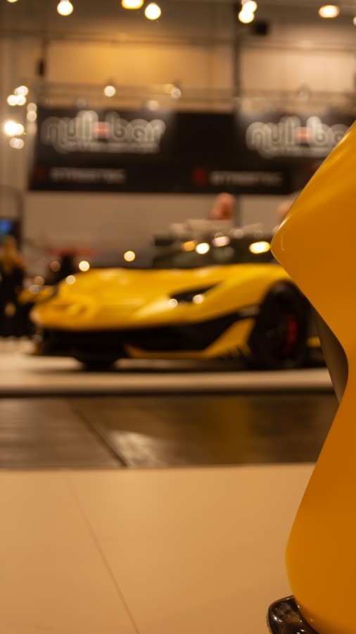 Aventador Blurred, Ferrari Foreground