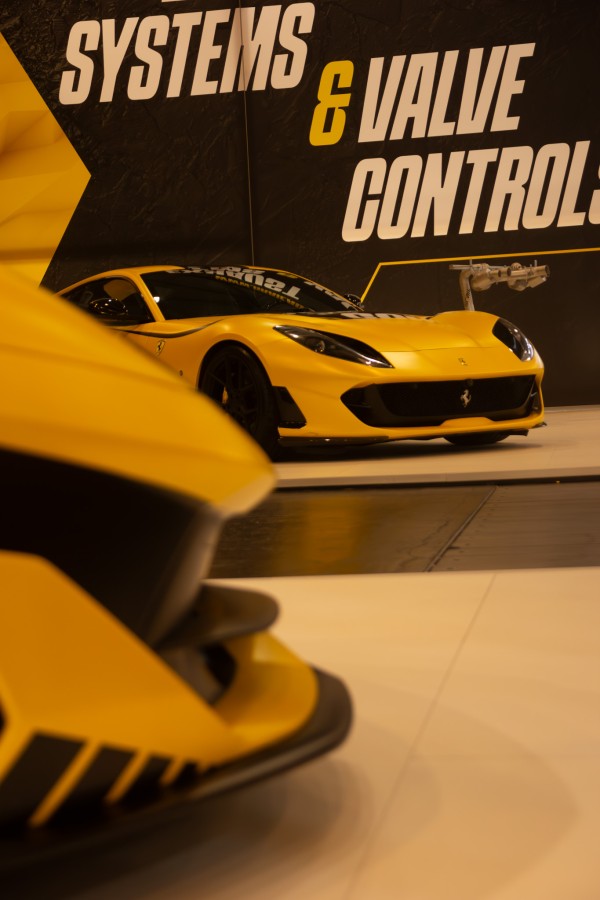 Aventador Splitter, Ferrari Behind